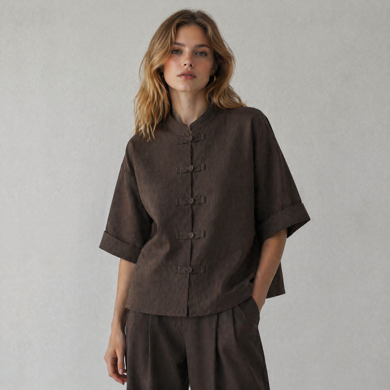 XUNA Oversize Hemdjacke 21718 in Dunkelbraun am Model