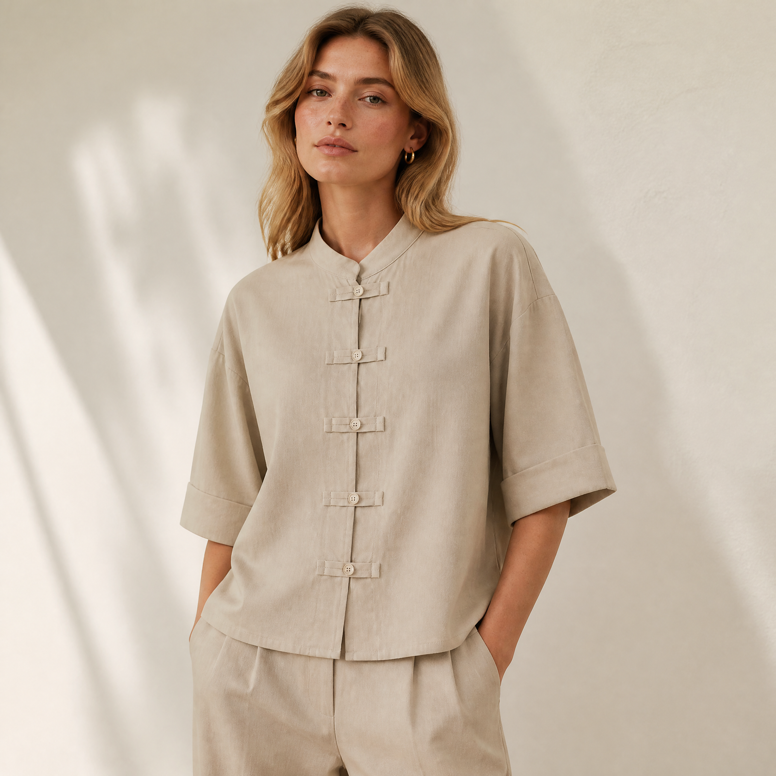 XUNA Oversize Hemdjacke 21718 in Sandbeige am Model